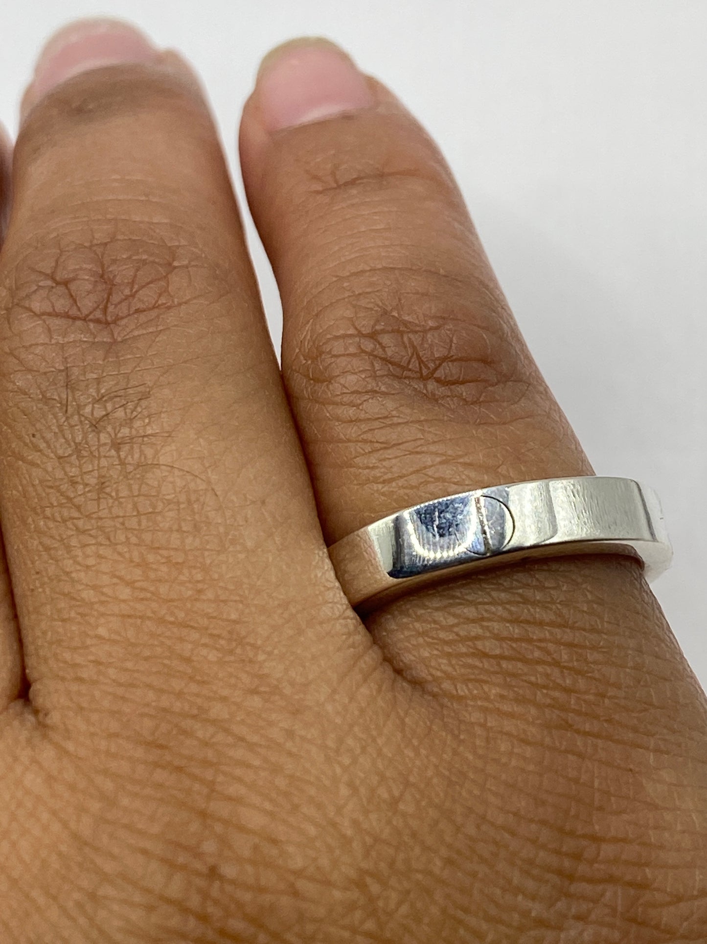 Anillo de perfil en fondo neutro mostrando peso y solidez