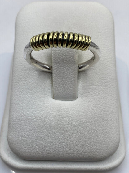 Anillo de plata banda con textura de espiral grabada a mano, vista frontal en estuche blanco