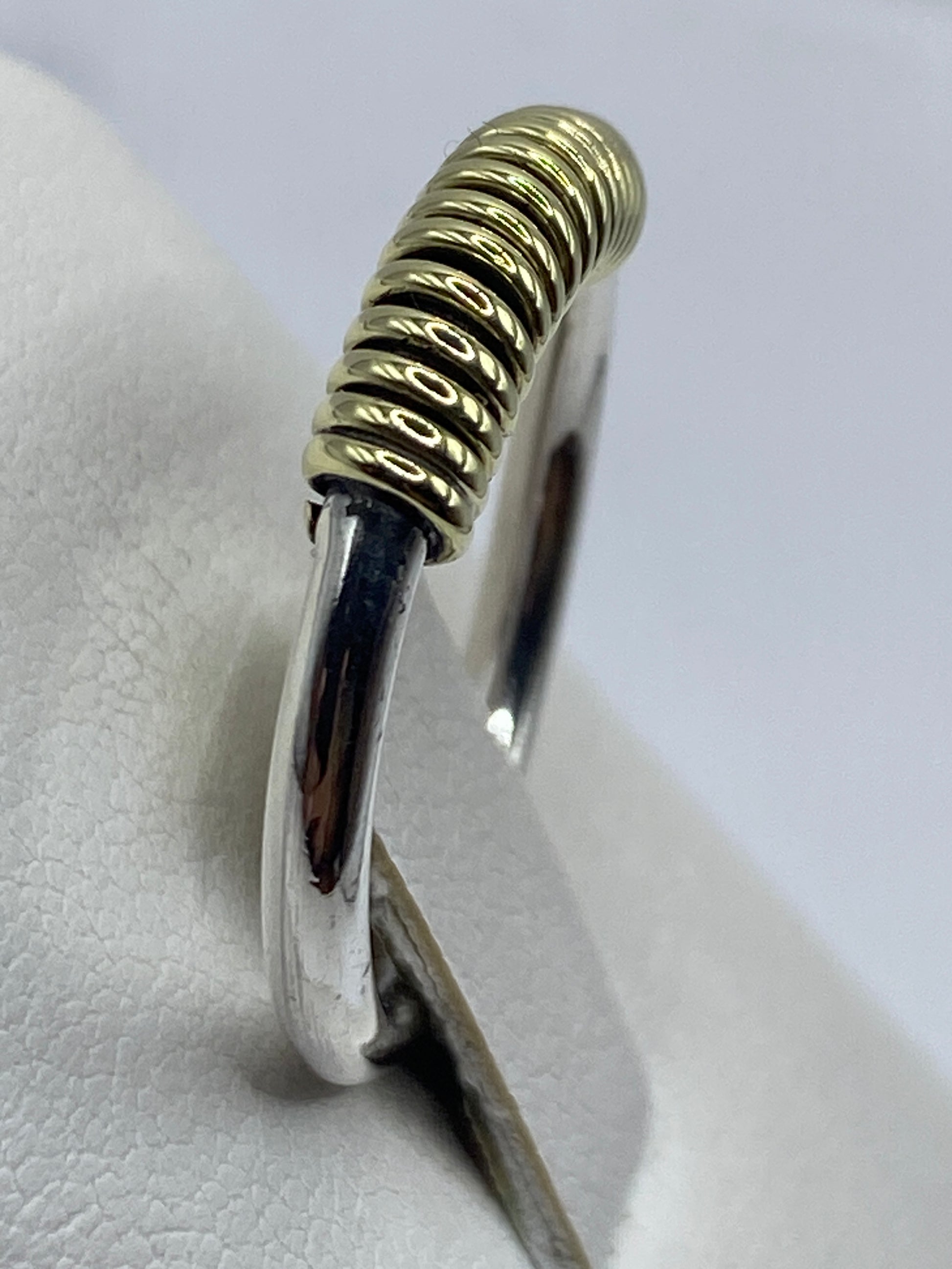 Anillo de plata unisex en dedo, brillante y cómodo, patrón de espiral visible
