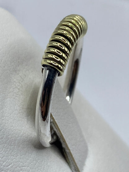 Anillo de plata unisex en dedo, brillante y cómodo, patrón de espiral visible