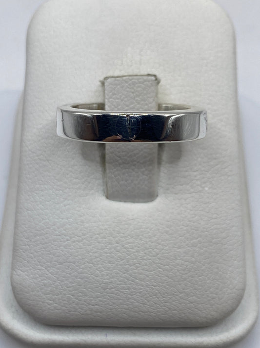 Anillo de plata .925 pulido espejo con banda lisa de 6 mm en la mano