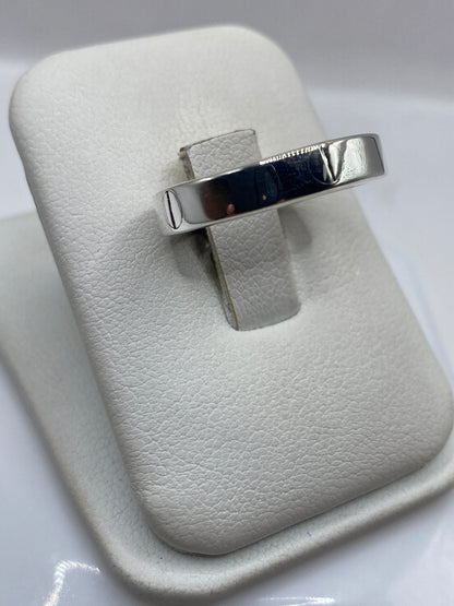 Vista frontal del anillo minimalista mostrando el pulido brillante