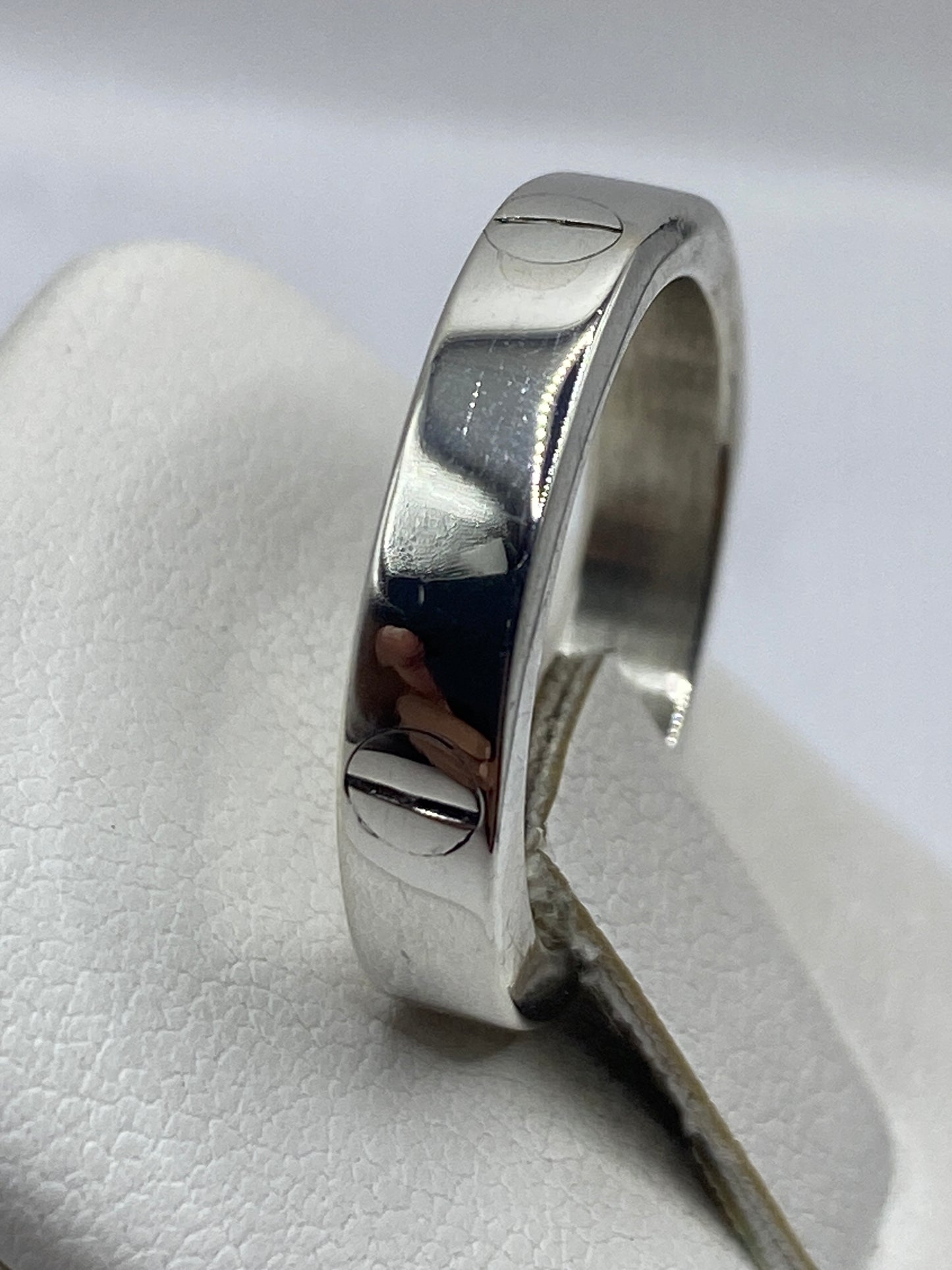 Detalle lateral del anillo de plata Taxco con acabado espejo