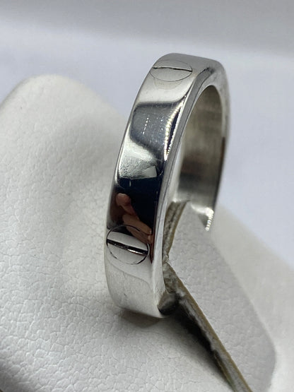 Detalle lateral del anillo de plata Taxco con acabado espejo