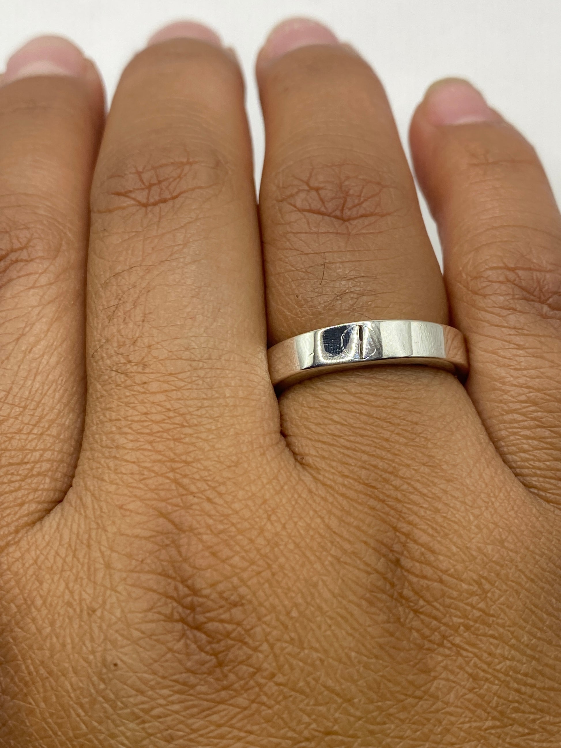 Anillo de plata pura .925 sobre fondo gris mostrando peso de 5.6 gramos