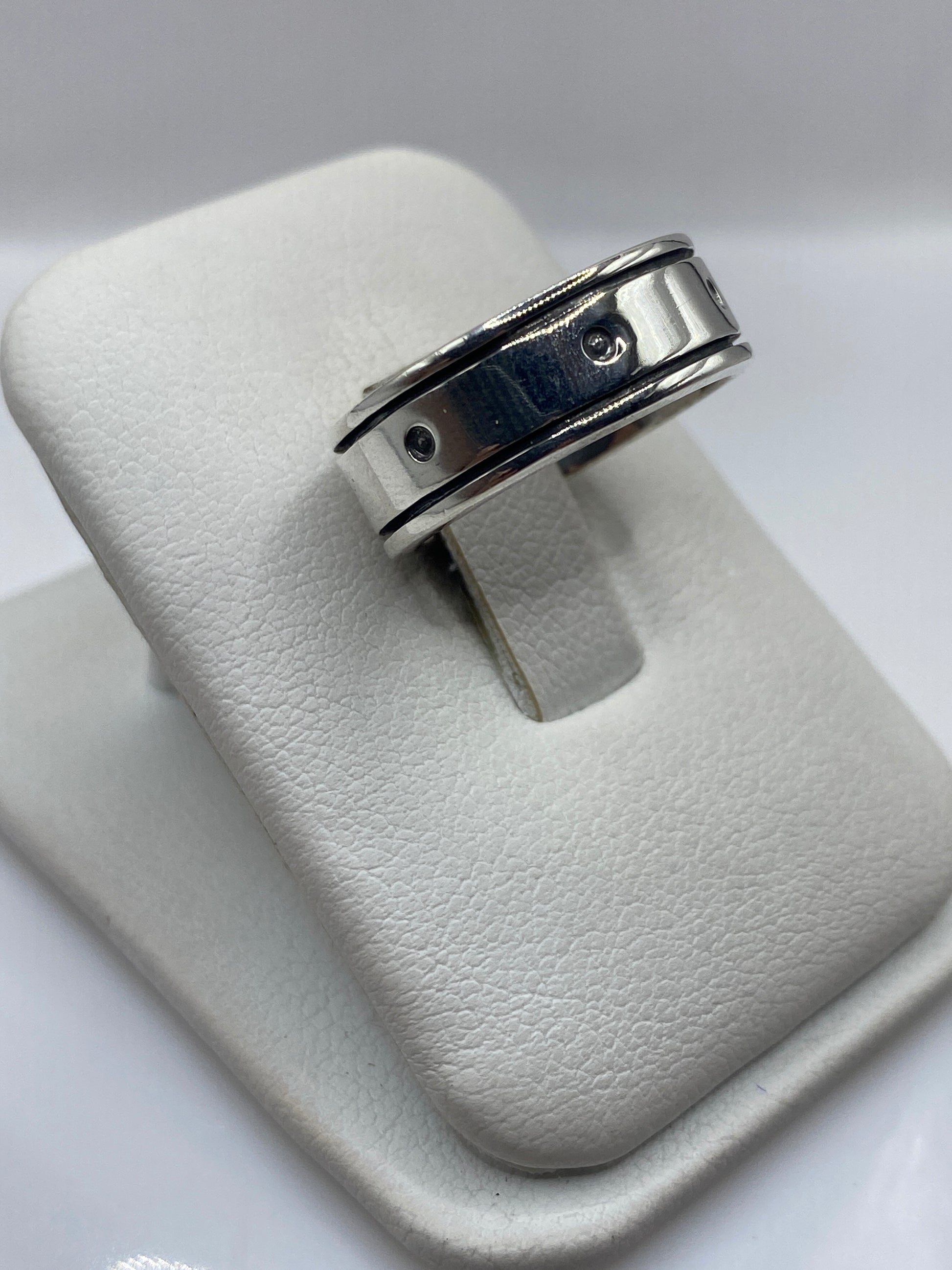 Vista superior del anillo de plata .925 con detalles perforados en relieve