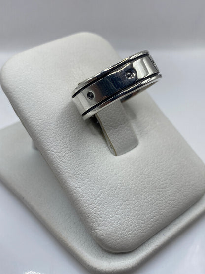 Vista superior del anillo de plata .925 con detalles perforados en relieve