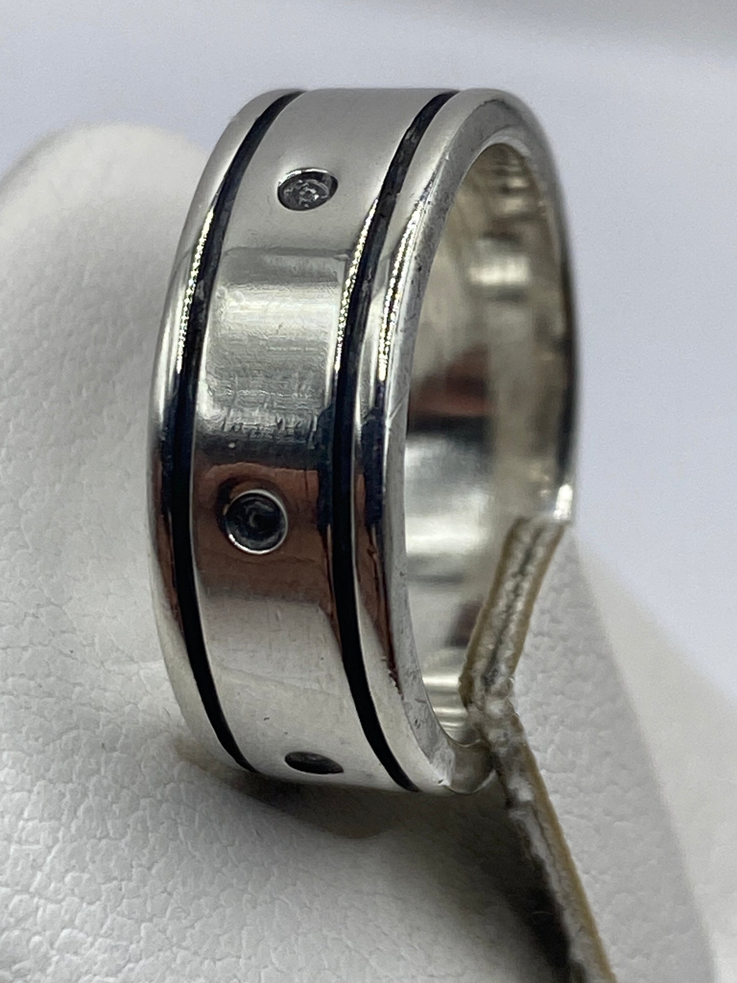 Detalle lateral del anillo bandado mostrando el acabado pulido y el sello 925 Mexico