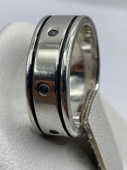 Detalle lateral del anillo bandado mostrando el acabado pulido y el sello 925 Mexico