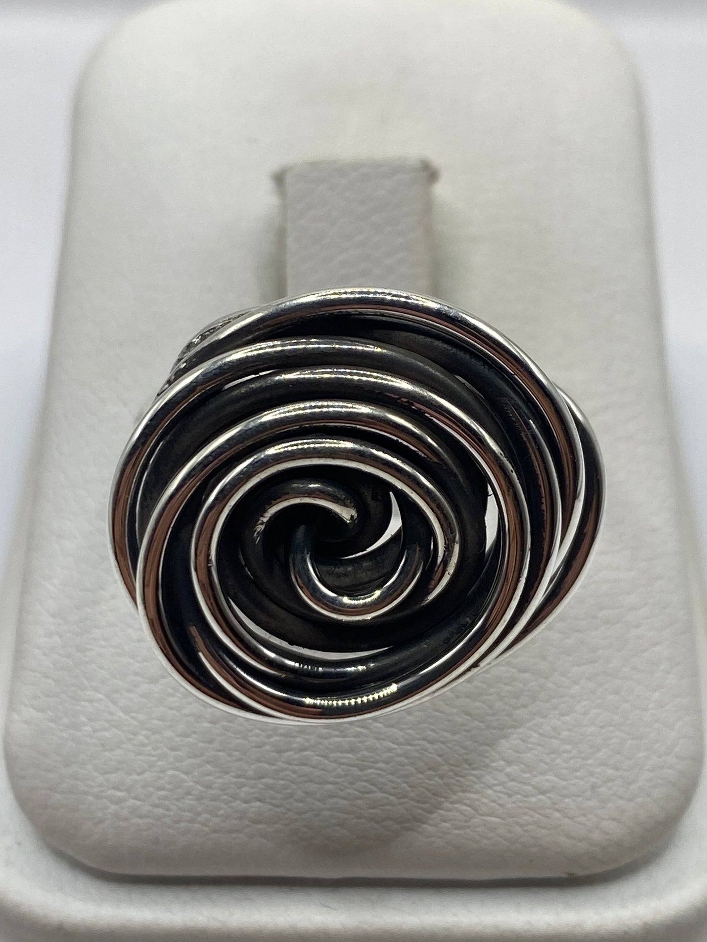 Anillo giratorio de plata .925 con espiral terapéutica en estuche blanco