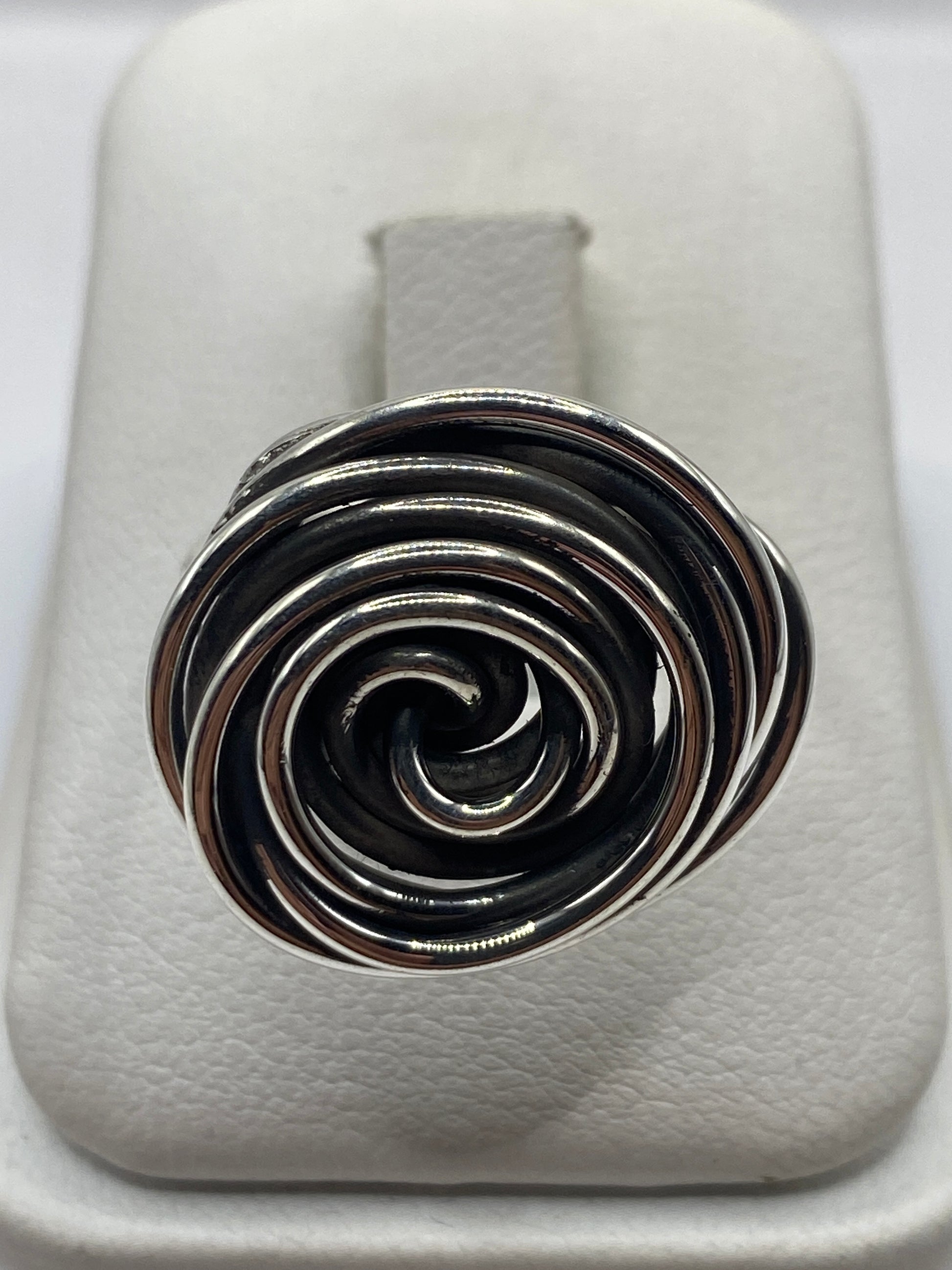 Anillo giratorio de plata .925 con espiral terapéutica en estuche blanco