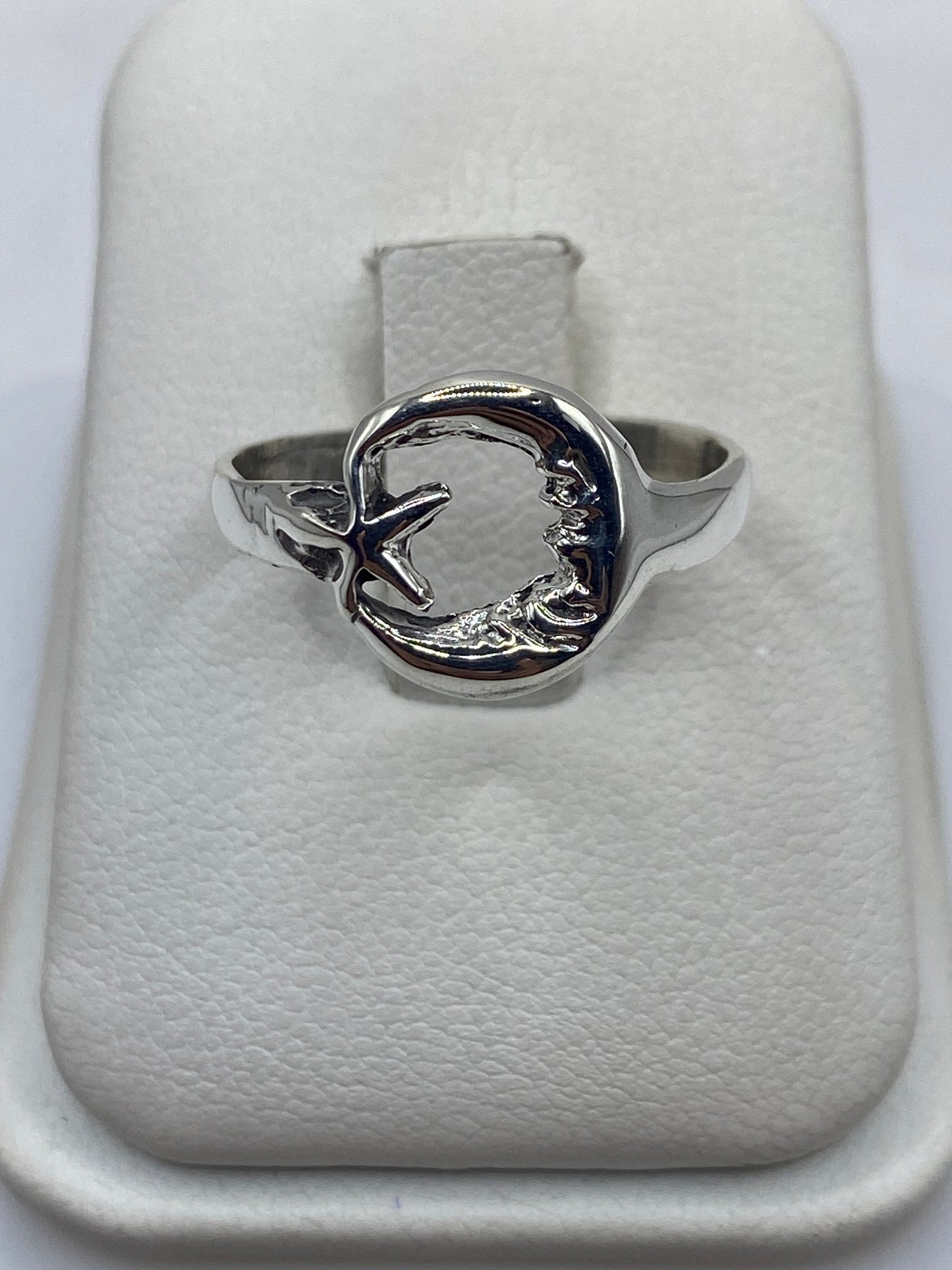 Anillo giratorio de plata .925 con bandas superpuestas en movimiento sobre dedo de mujer