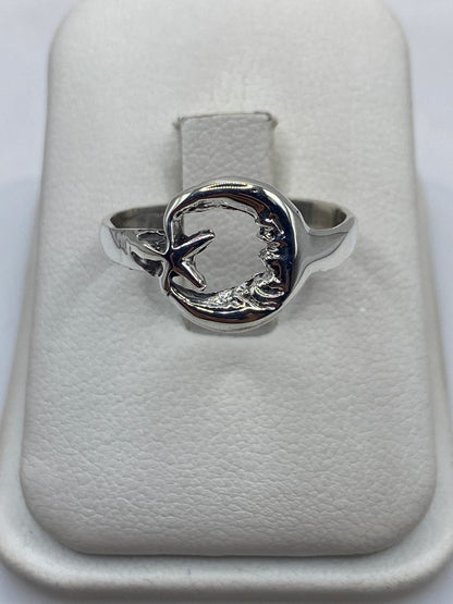 Anillo giratorio de plata .925 con bandas superpuestas en movimiento sobre dedo de mujer