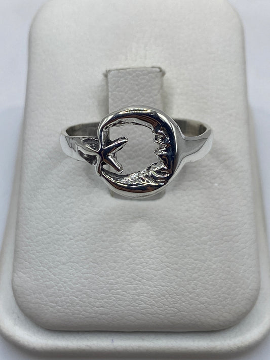 Anillo giratorio de plata .925 con bandas superpuestas en movimiento sobre dedo de mujer
