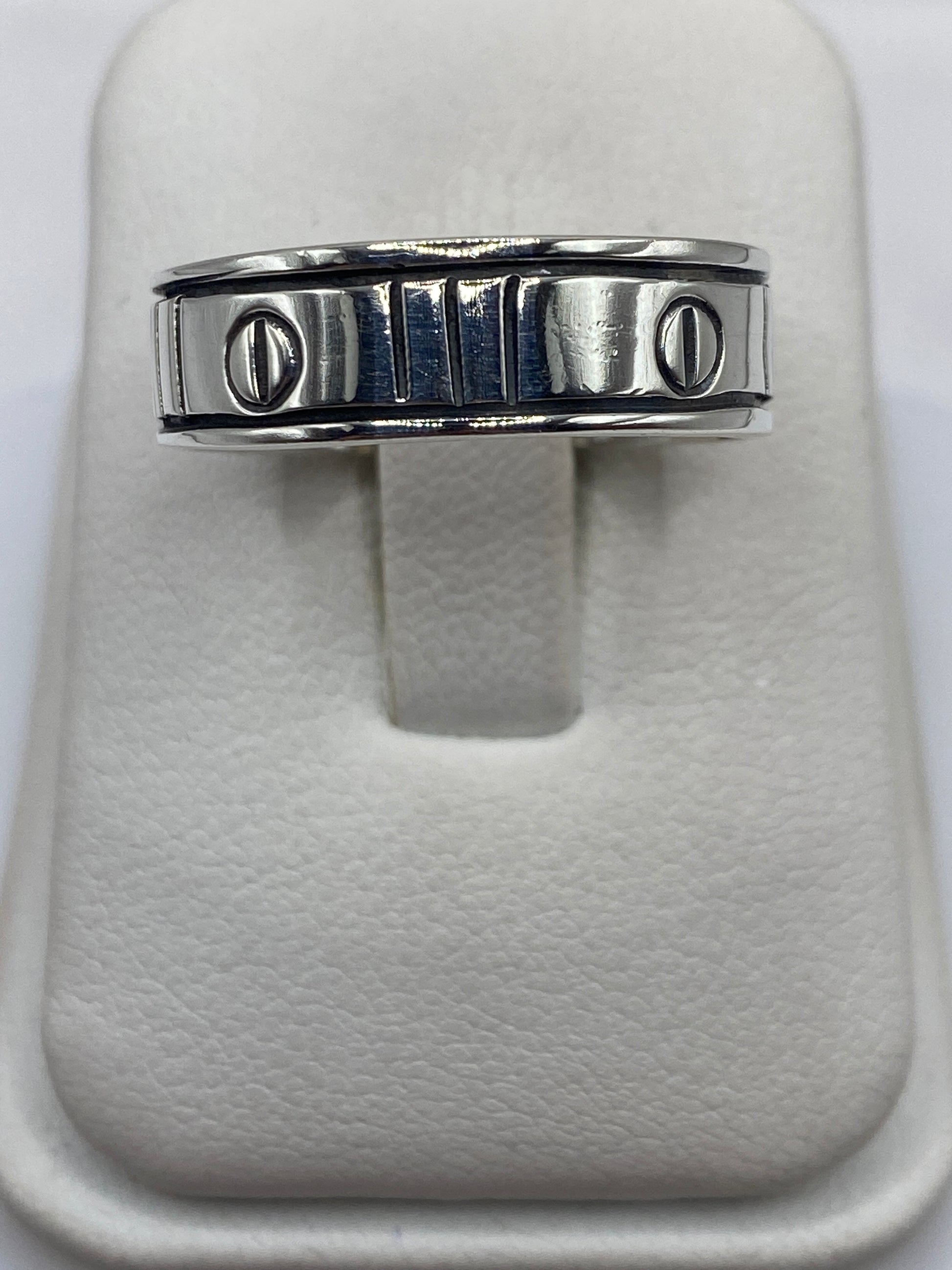 Anillo de plata sello con grabado romano en caja de presentación blanca