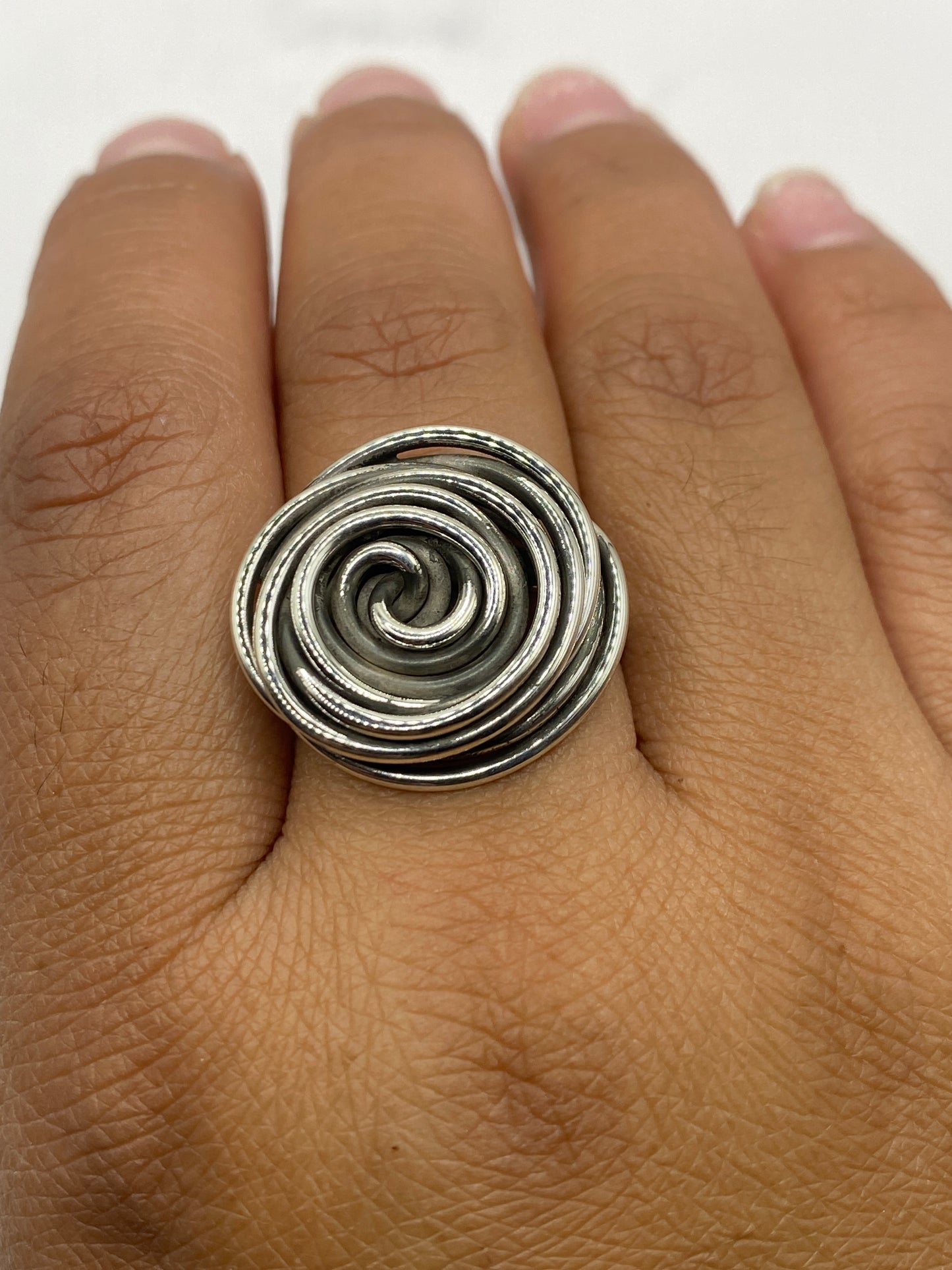 Anillo espiral en balanza digital pesando 9.7 gramos