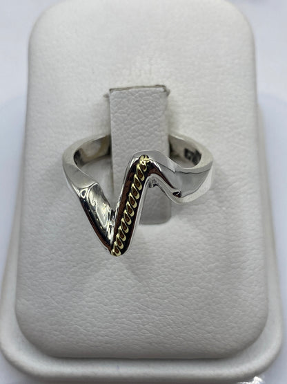 Anillo de plata eslabón retorcido en talla 6 sobre anillo de prueba blanco