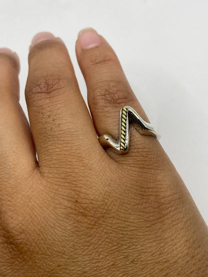 Anillo de plata en mano de mujer mostrando el movimiento de luz en el eslabón
