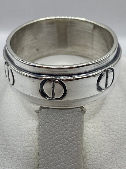 Anillo sello unisex en la mano mostrando peso y presencia