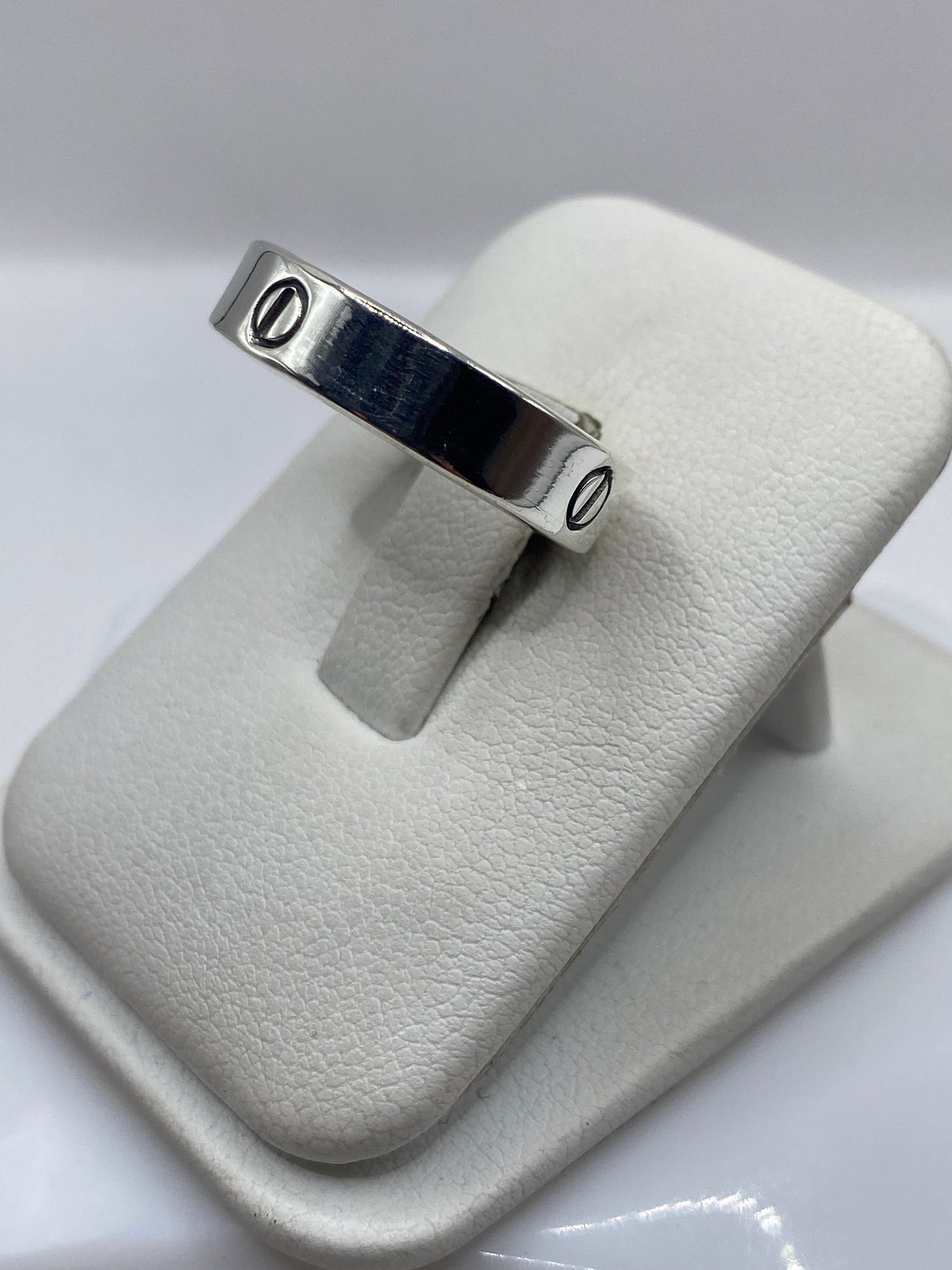 Vista lateral del anillo minimalista de plata .925 de Taxco