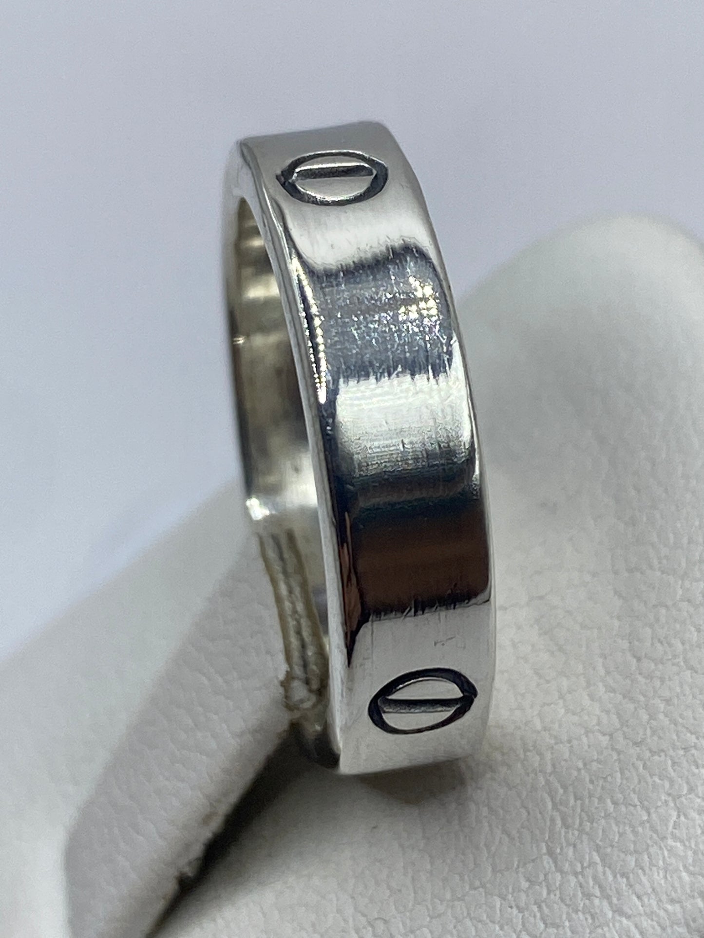 Detalle del sello .925 grabado en la banda del anillo