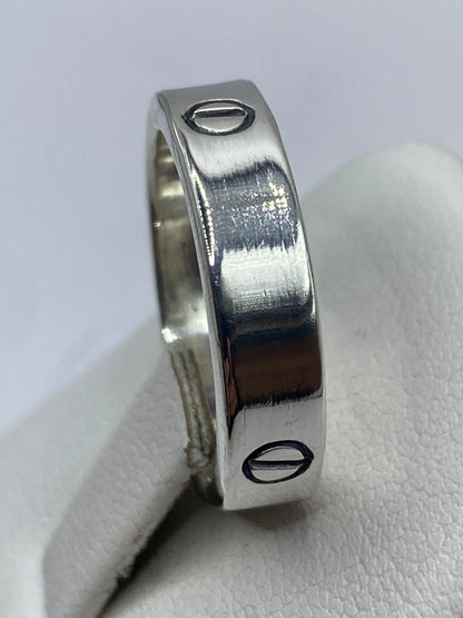 Detalle del sello .925 grabado en la banda del anillo
