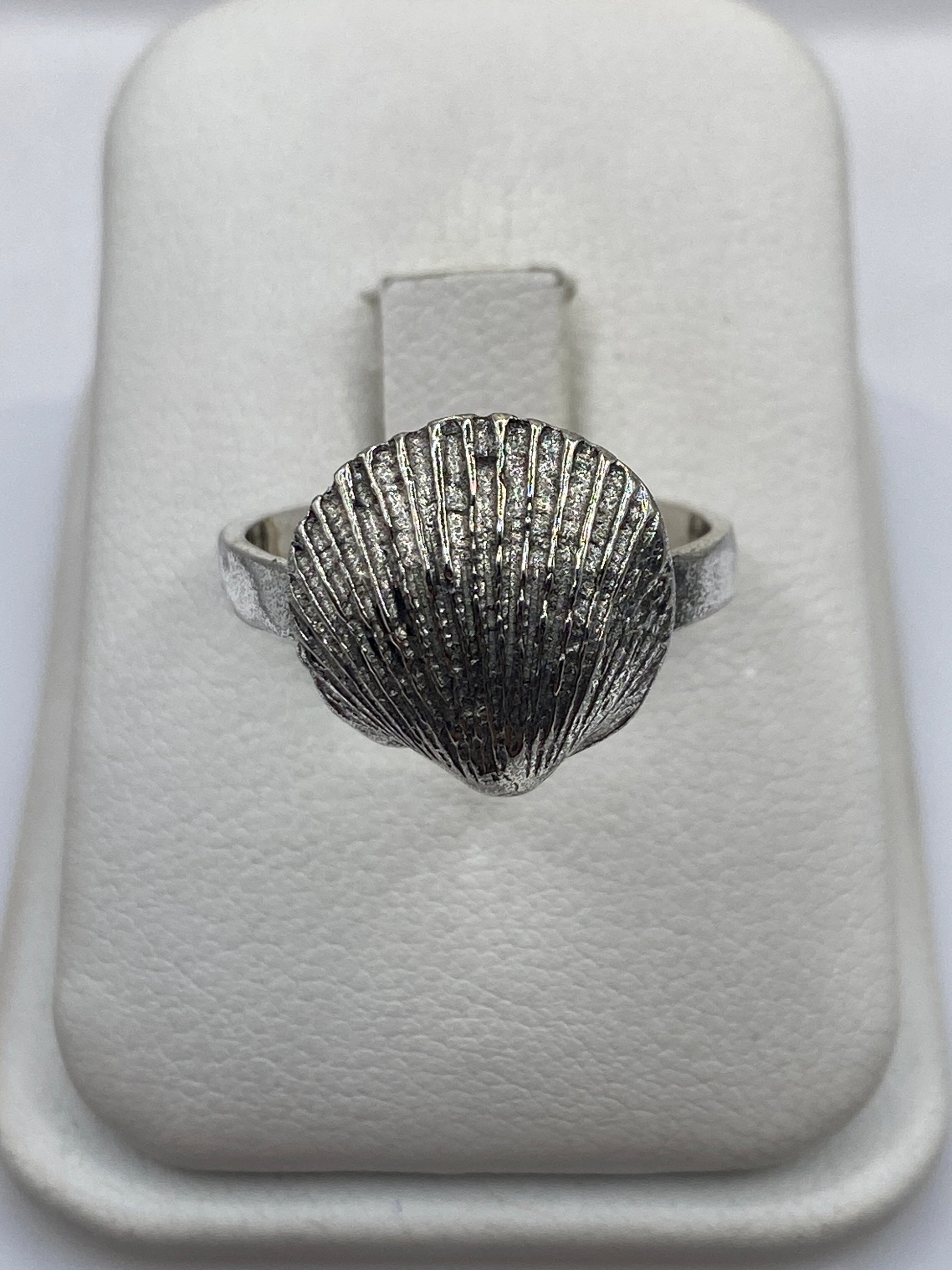 Anillo de plata concha marina tallada a mano en Taxco