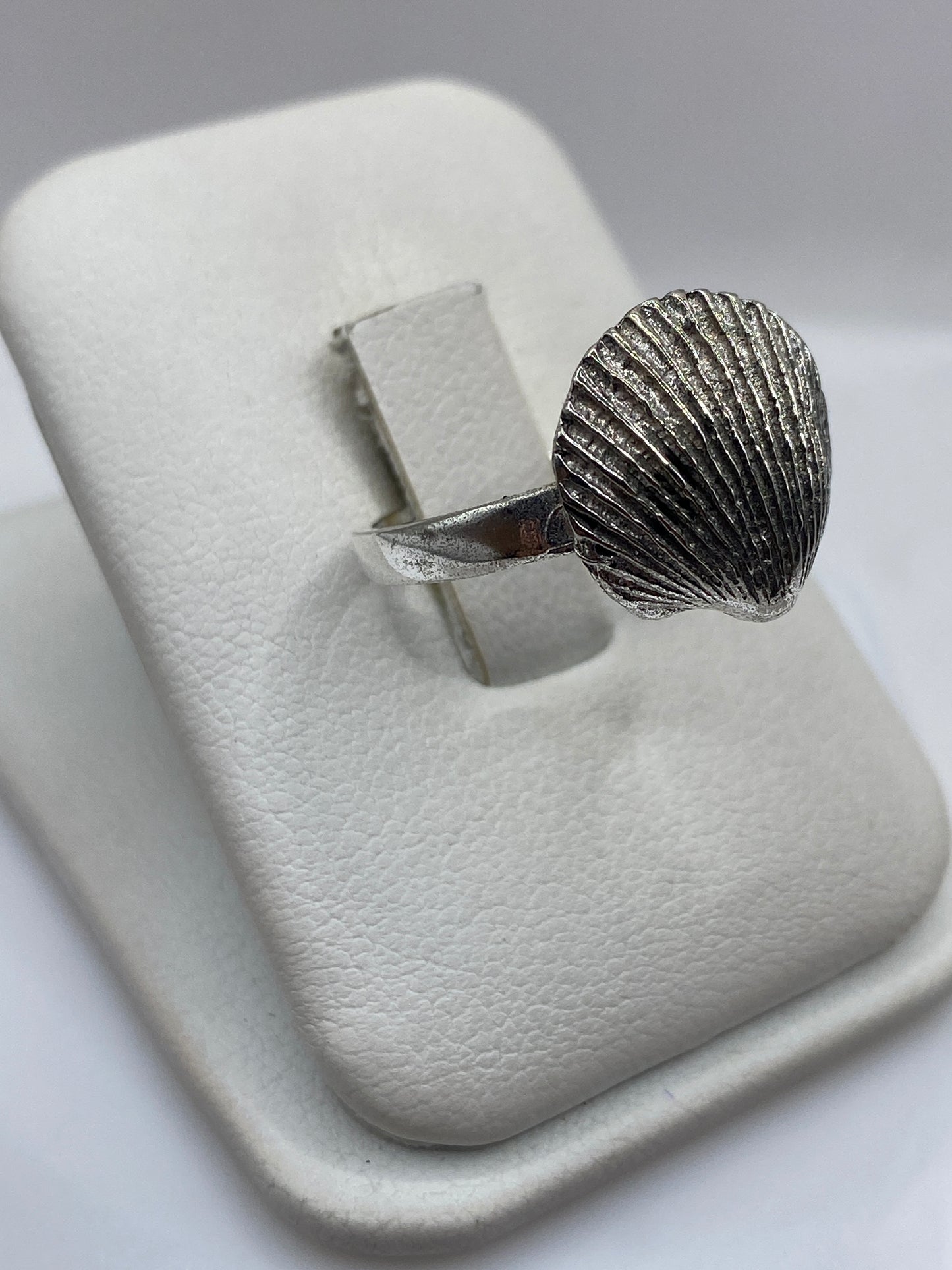 Vista lateral del anillo con detalle del relieve de la concha en plata .925
