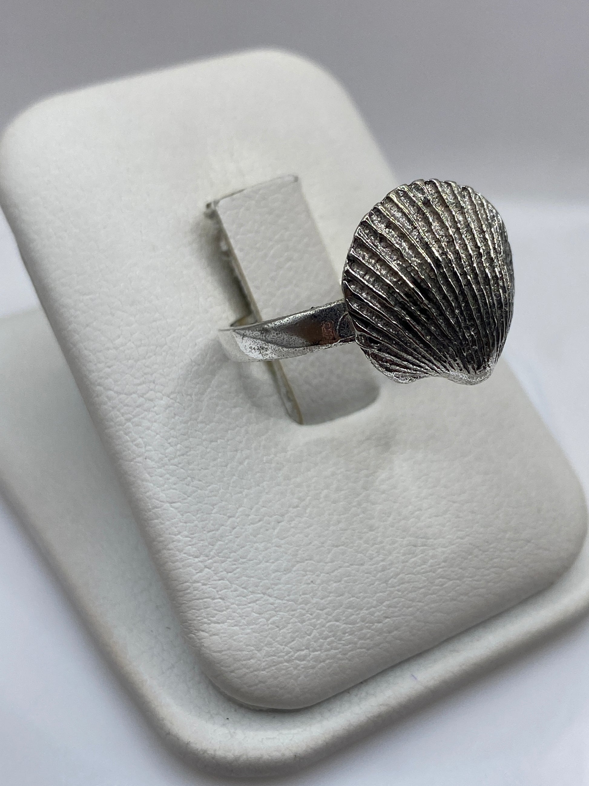 Vista lateral del anillo con detalle del relieve de la concha en plata .925
