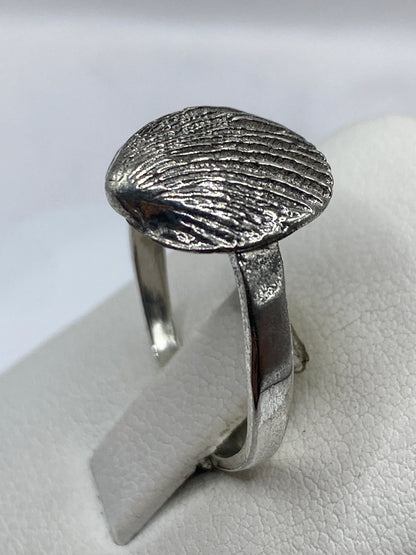 Anillo concha marina en la mano mostrando el acabado pulido