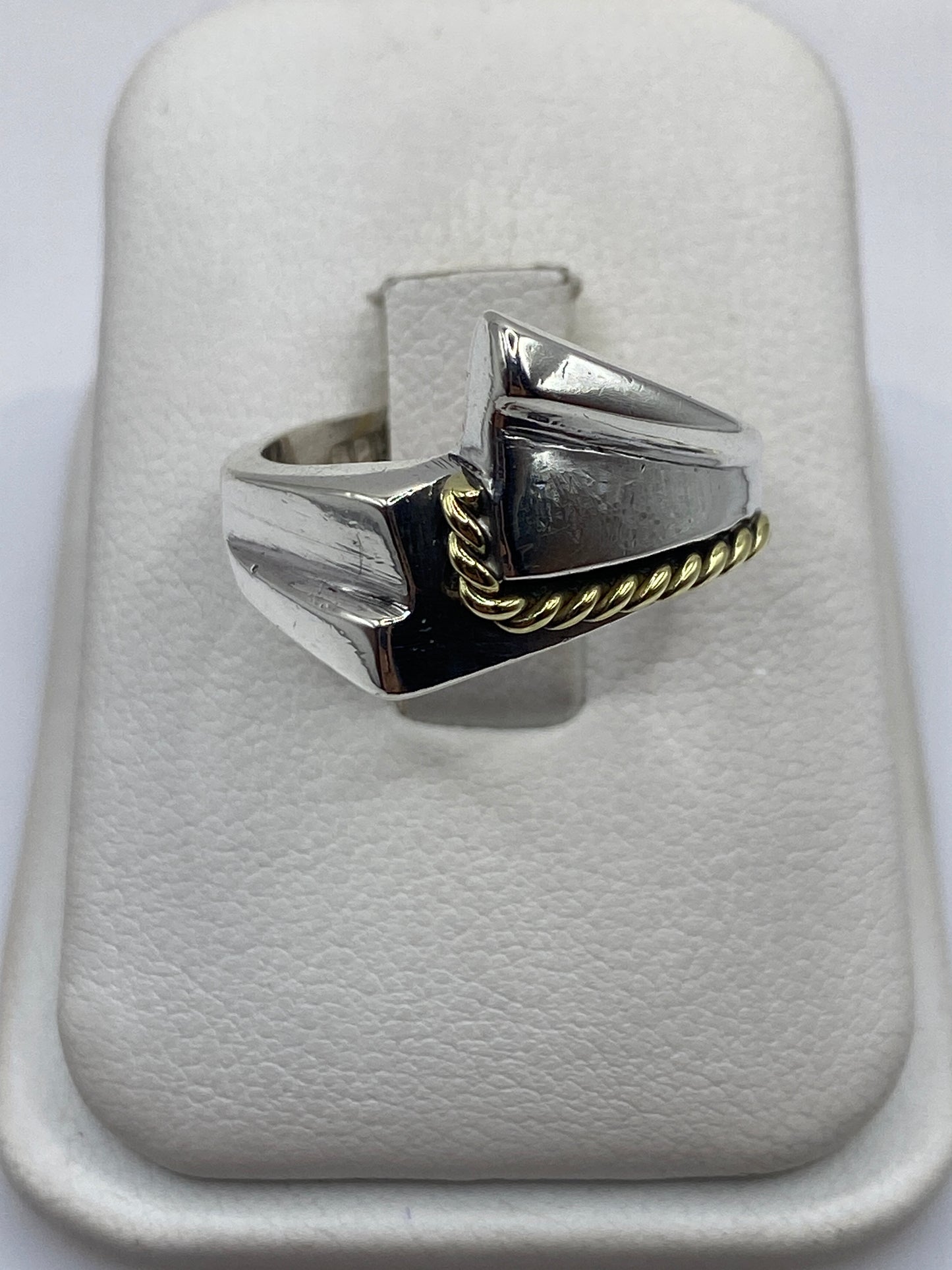 Anillo de plata .925 con espiral en oro lleno visto desde arriba sobre fondo blanco