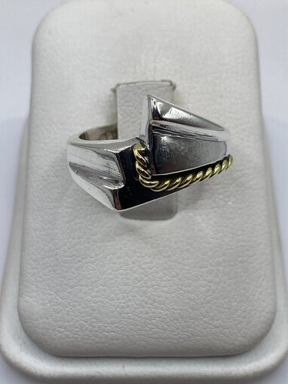 Anillo de plata .925 con espiral en oro lleno visto desde arriba sobre fondo blanco