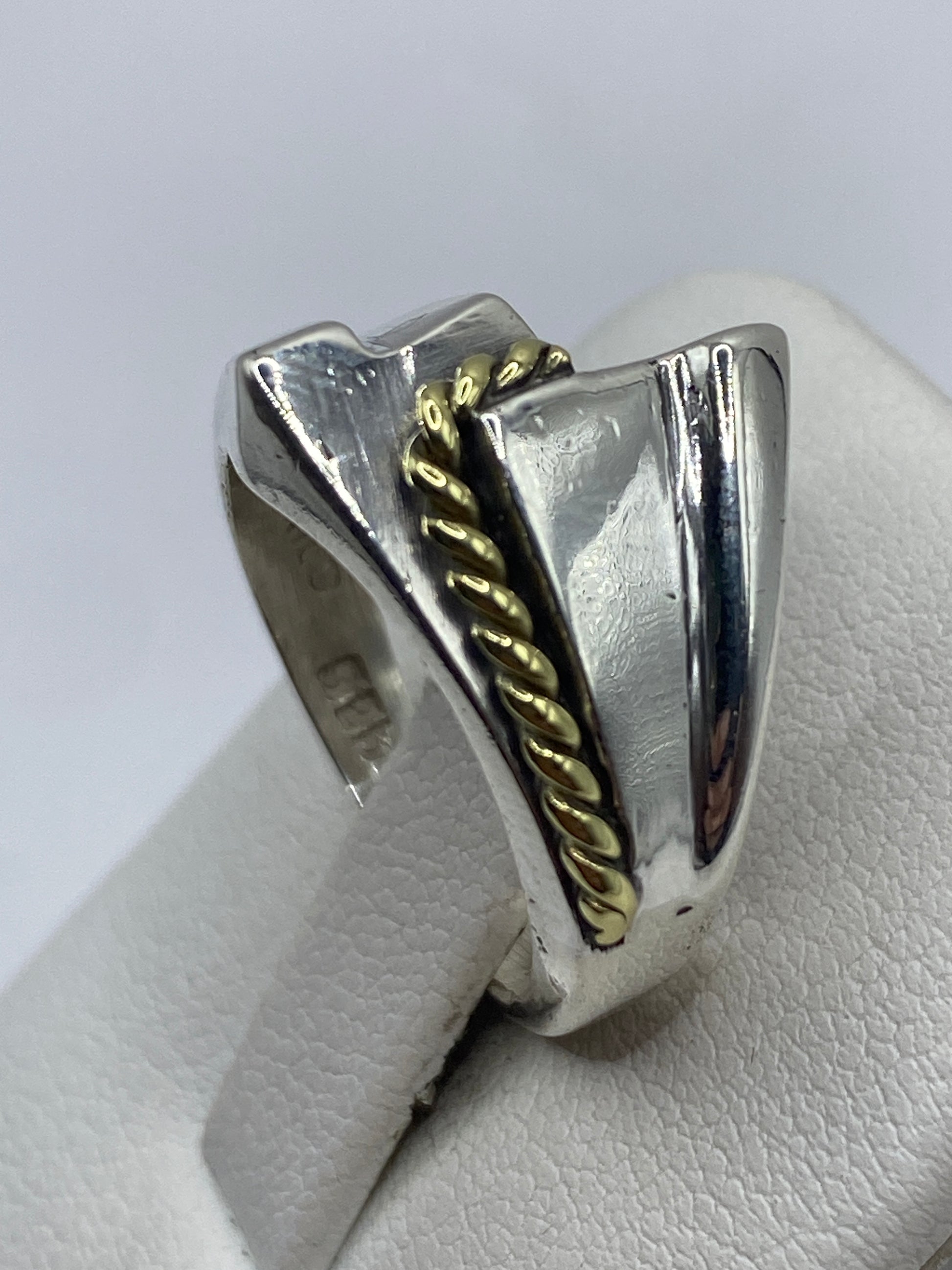 Anillo puesto en dedo mostrando proporción y presencia de la joya