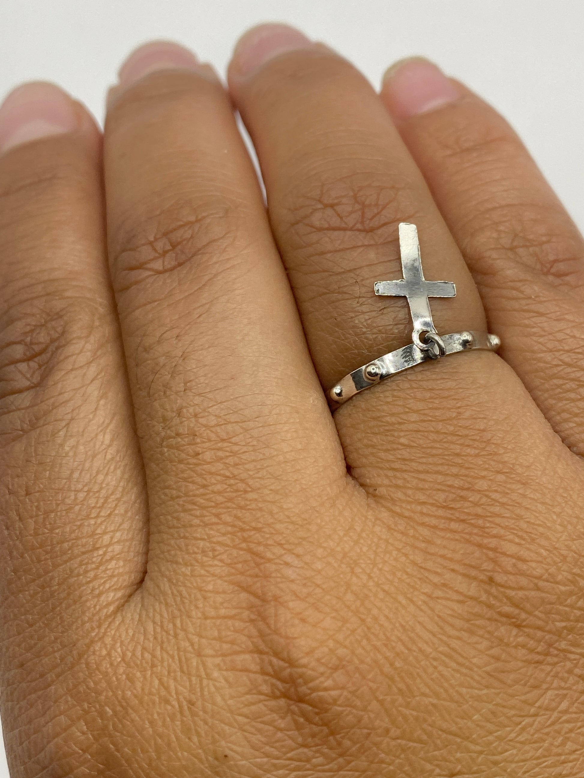 Anillo sobre fondo gris mostrando el sello 925 en la banda