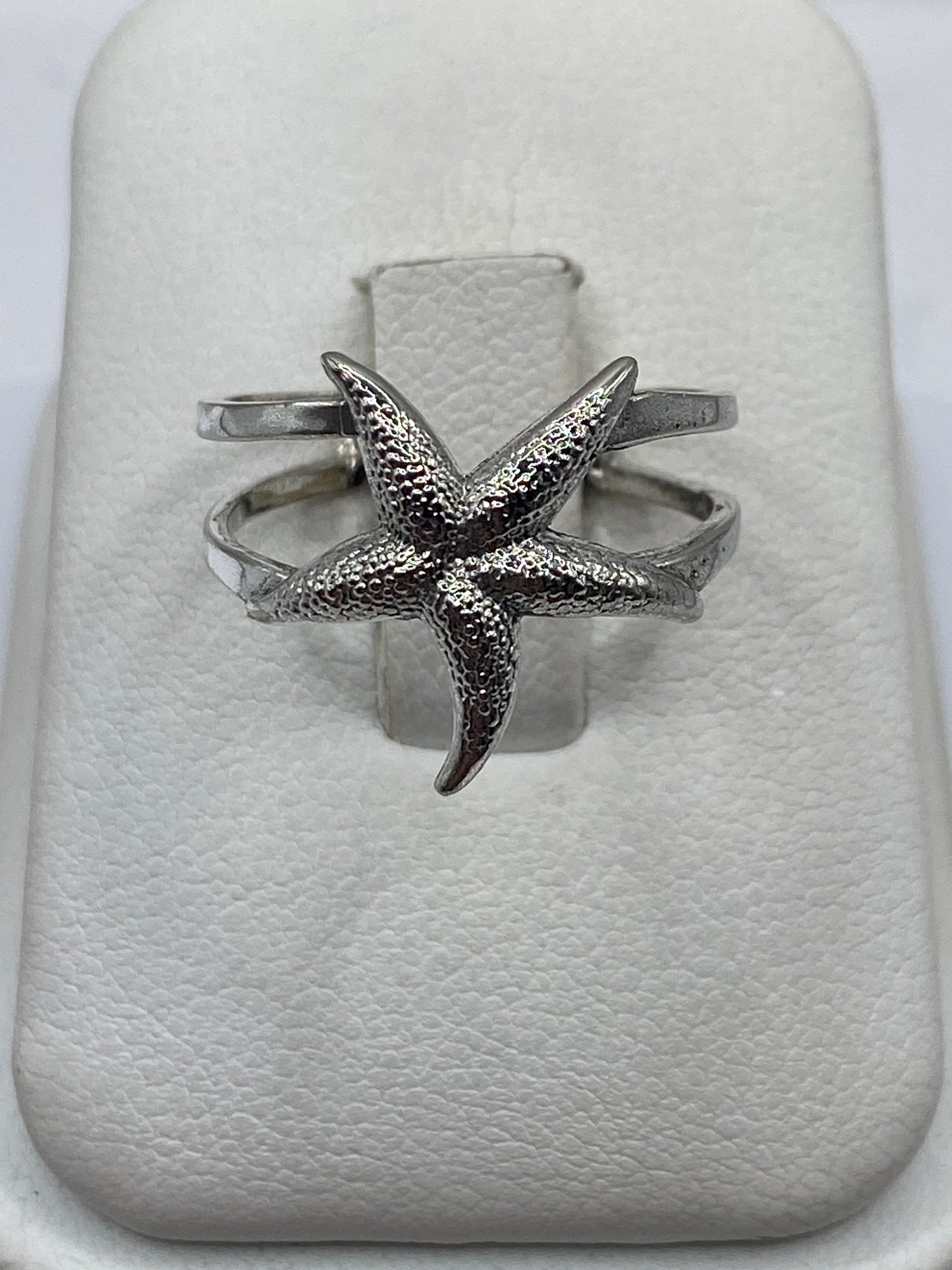 Anillo de plata con estrella marina texturizada en estuche blanco
