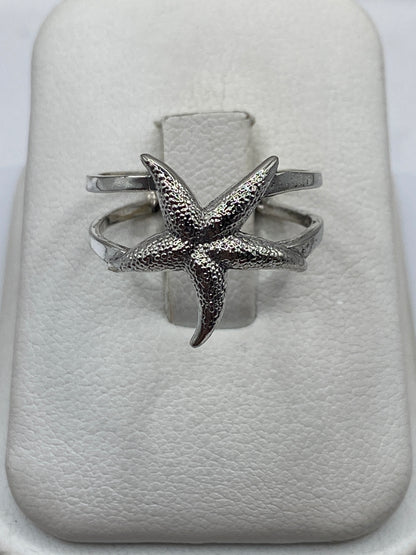 Anillo de plata con estrella marina texturizada en estuche blanco