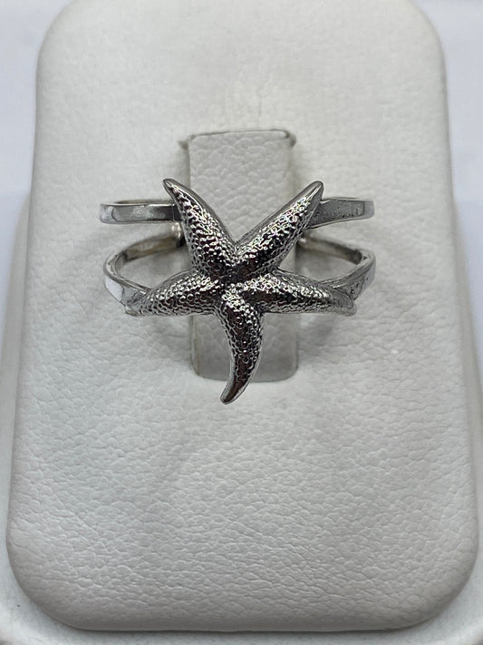 Anillo de plata con estrella marina texturizada en estuche blanco