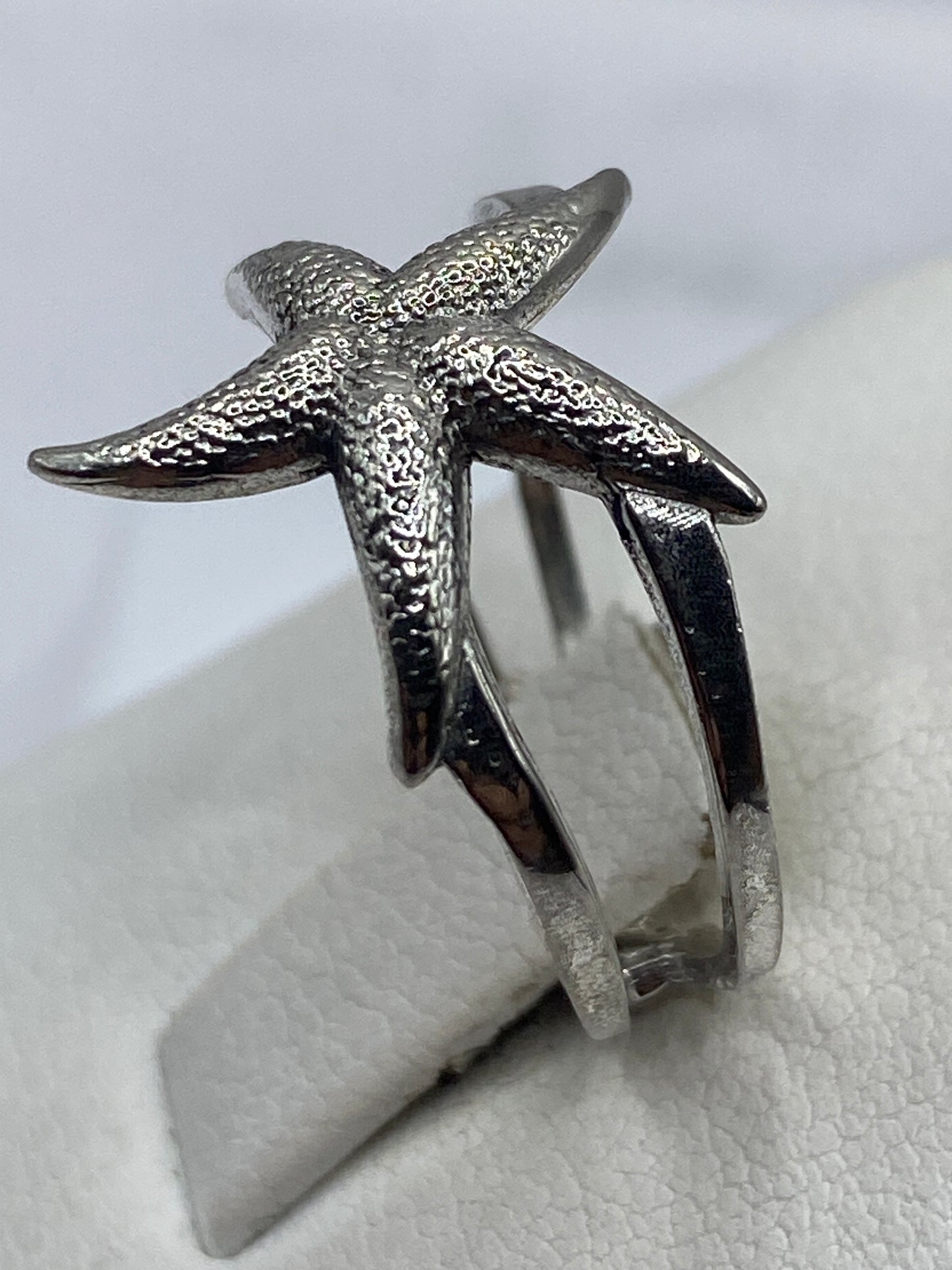 Detalle cercano de la textura grabada de la estrella marina en plata