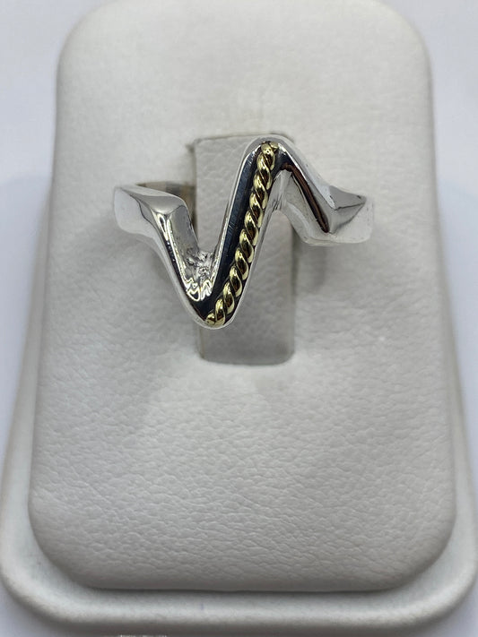 Anillo de plata onda minimalista en forma de V sobre fondo blanco