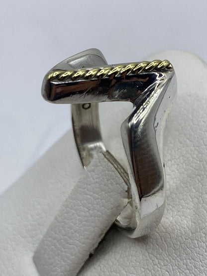Anillo en la mano mostrando el diseño geométrico y brillo de plata .925