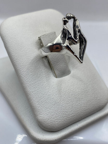 Vista lateral del anillo solitario minimalista de manos enlazadas