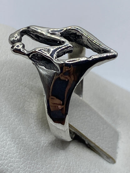 Detalle de la escultura de manos en plata .925 mostrando el pulido artesanal