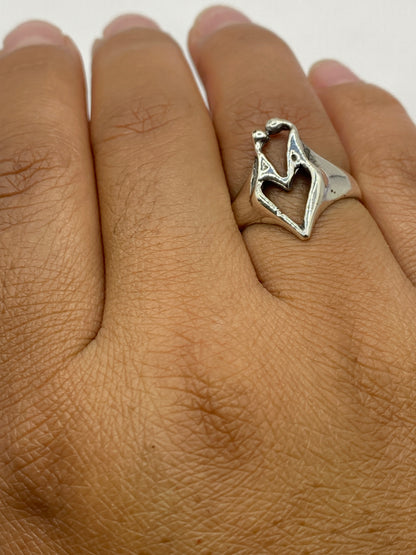 Anillo de plata abrazo en dedo de mujer mostrando el sello 925 MEXICO