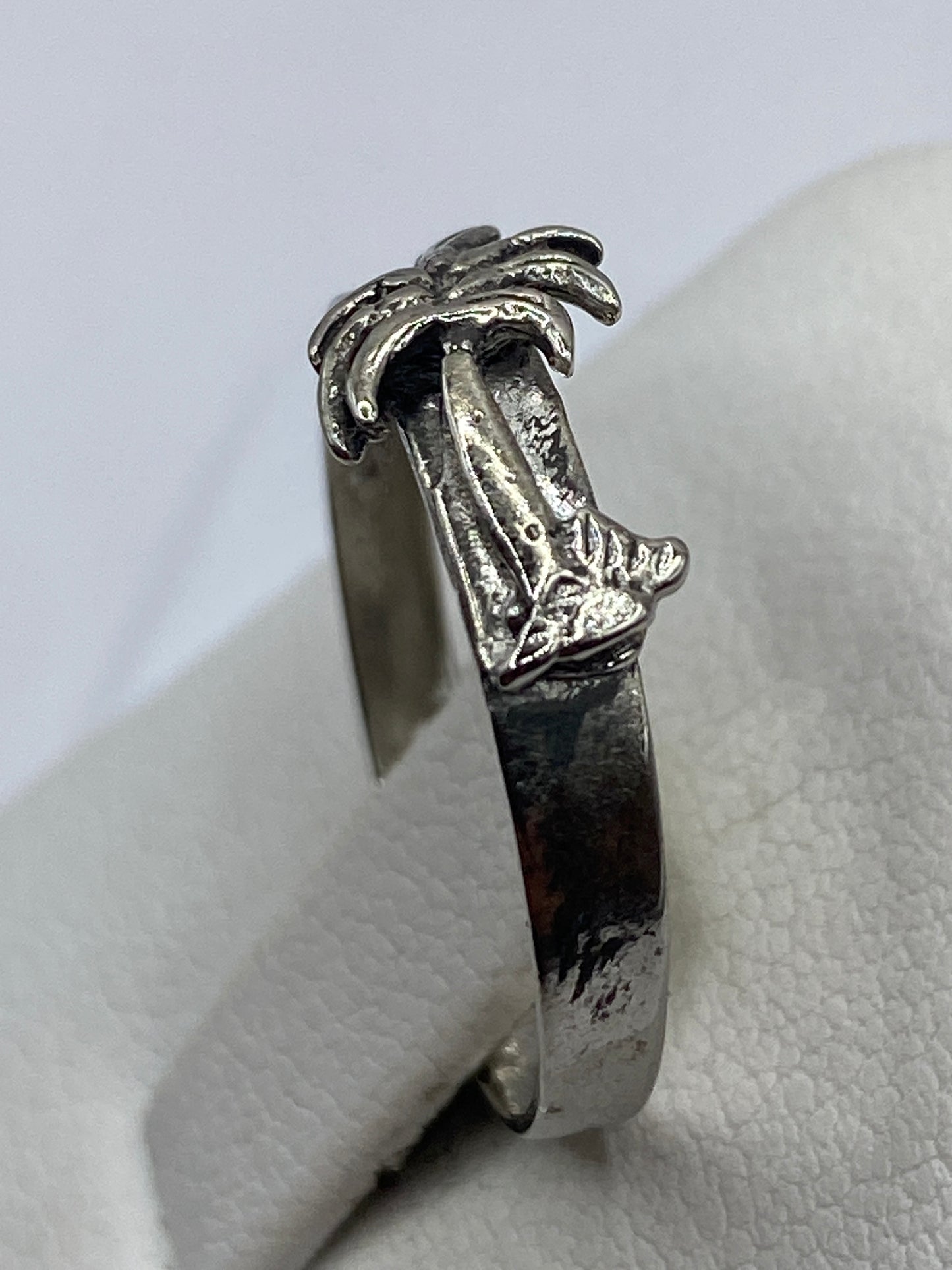 Anillo de plata pura puesto en dedo mostrando silueta esbelta