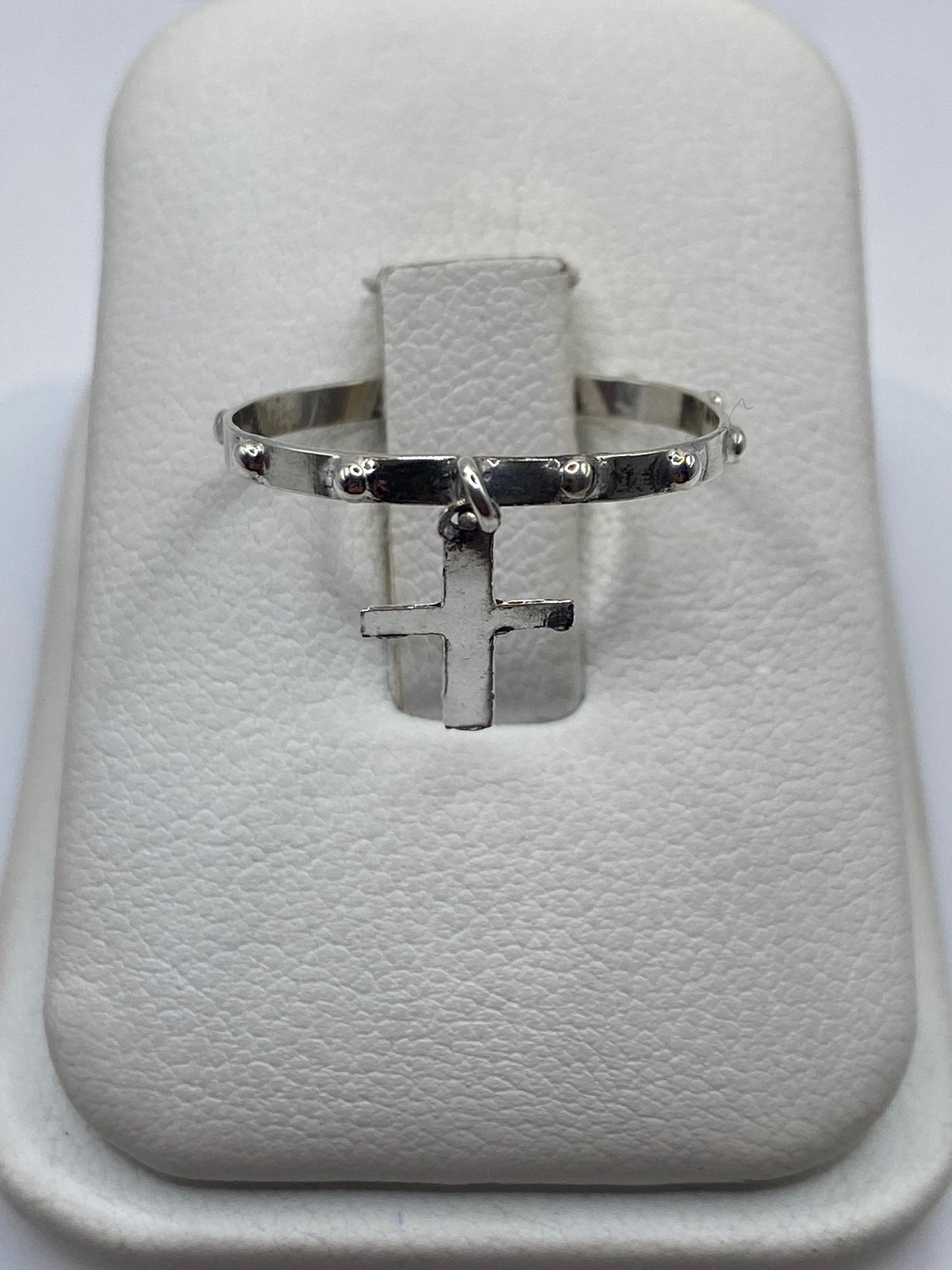 Anillo de plata con cruz colgante y banda de cuentas artesanales