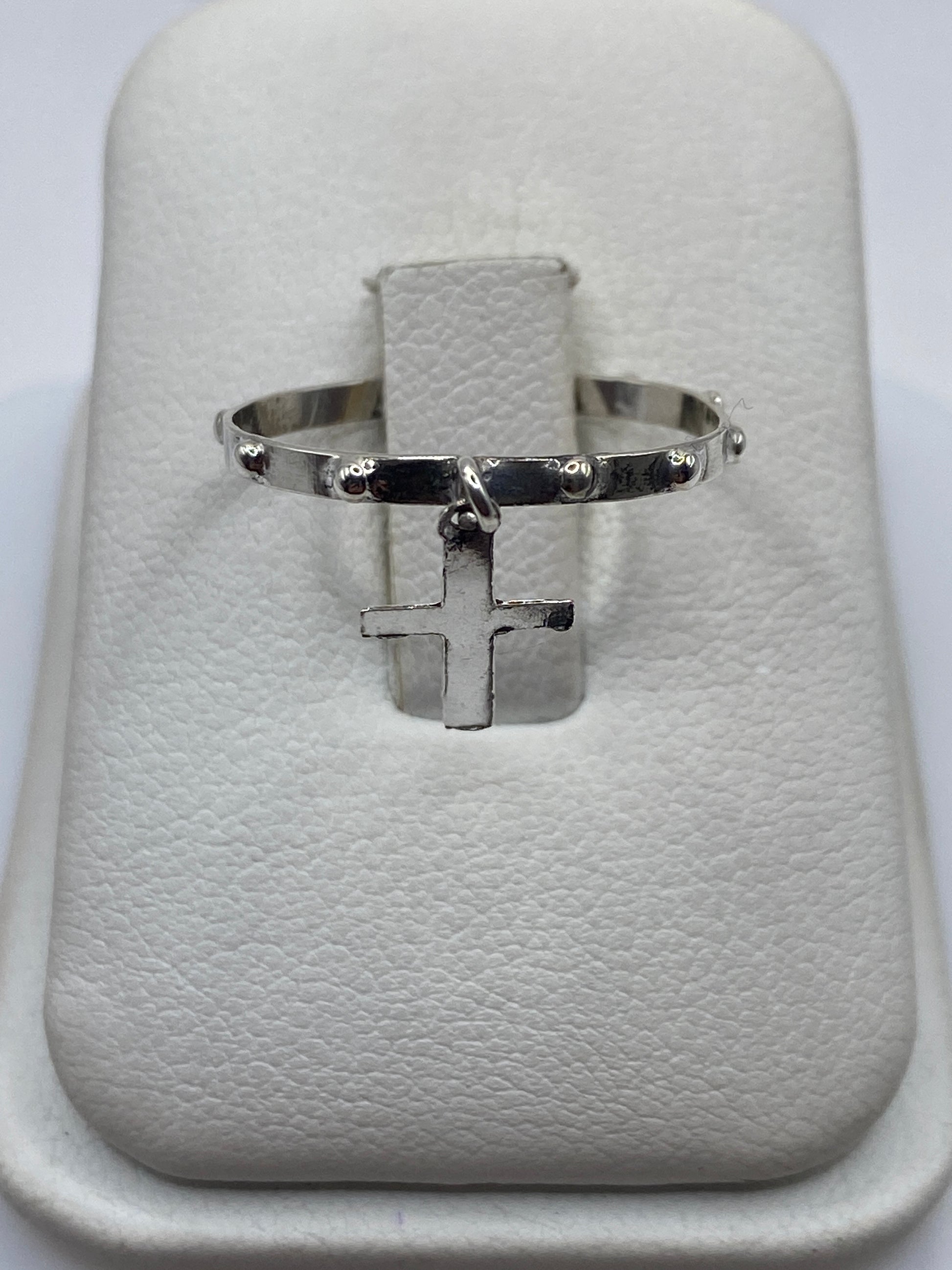 Anillo de plata con cruz colgante y banda de cuentas artesanales