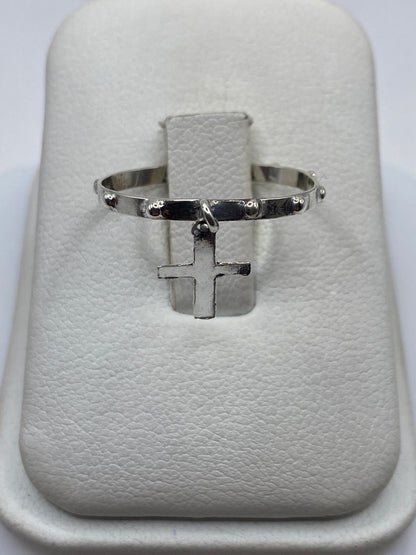 Anillo de plata con cruz colgante y banda de cuentas artesanales