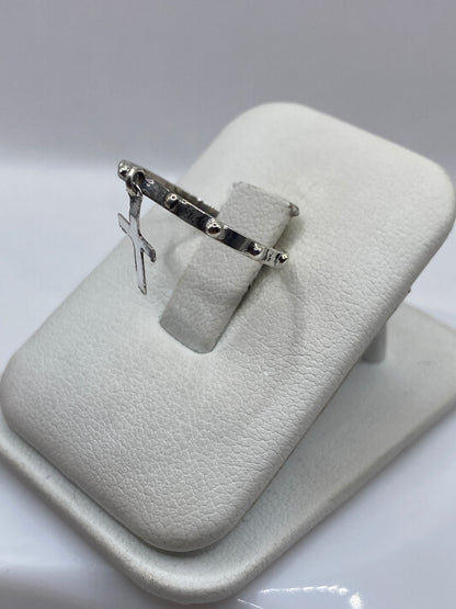 Detalle frontal de la cruz minimalista en plata .925