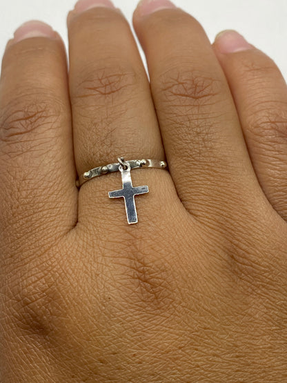 Anillo en dedo mostrando el peso ligero y el ajuste cómodo de la banda