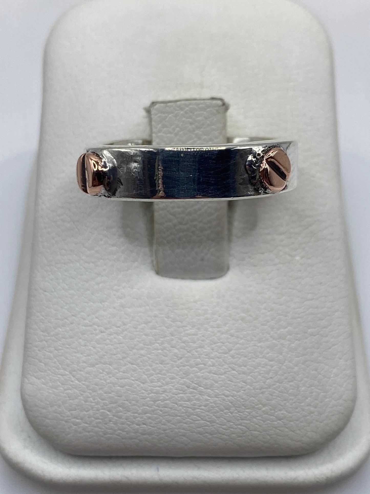 Anillo de plata .925 liso para hombre sobre dedo masculino mostrando diseño minimalista